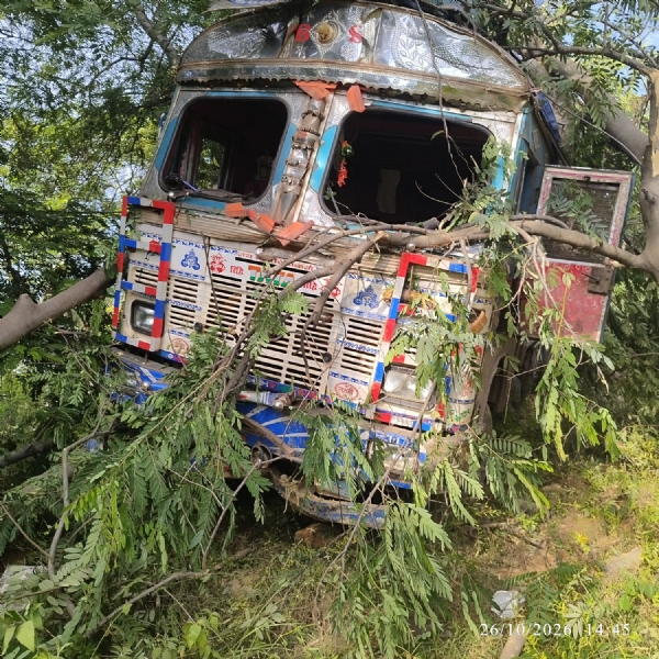 ବଡ଼ବାହାଲରେ ଭାରସାମ୍ୟ ହରାଇ ଟ୍ରକ ଦୁର୍ଘଟଣାଗ୍ରସ୍ତ,