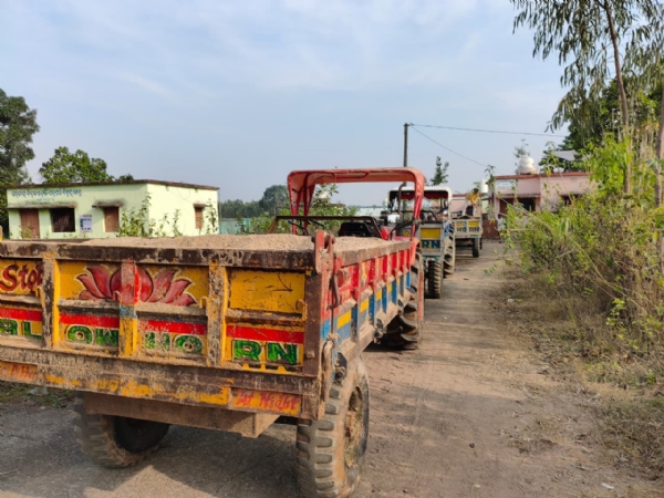 ଭଣ୍ଡା ରାଜସ୍ବ ନିରୀକ୍ଷକଙ୍କ କାର୍ଯ୍ୟାଳୟ ସମ୍ମୁଖରେ ୩ ଜବତ ଟ୍ରାକ୍ଟର
