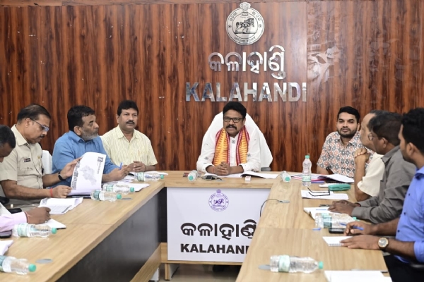 ସମ୍ଭାବ୍ୟ ବାତ୍ୟା ‘ଅର୍ଣ୍ଣବ’ ମୁକାବିଲା ପାଇଁ କଳାହାଣ୍ଡିରେ ପ୍ରସ୍ତୁତି ସମୀକ୍ଷା କଲେ ସ୍ୱାସ୍ଥ୍ୟମନ୍ତ୍ରୀ ମୁକେଶ ମହାଲିଙ୍ଗ