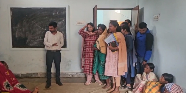 ବାତ୍ୟା ଅର୍ଣ୍ଣବ ର ମୁକାବିଲା ପାଇଁ ପ୍ରଶାସନ ତରଫ ରୁ ପ୍ରଭାବହି ଅଞ୍ଚଳ ରୁ ଲୋକଙ୍କୁ ଆଶ୍ରୟ ସ୍ଥଳୀ କୁ ନେବା ଆରମ୍ଭ। ବାତ୍ୟା ଅର୍ଣ୍ଣବ ର ମୁକାବିଲା ପାଇଁ ପ୍ରଶାସନ ତରଫ ରୁ ପ୍ରଭାବହି ଅଞ୍ଚଳ ରୁ ଲୋକଙ୍କୁ ଆଶ୍ରୟ ସ୍ଥଳୀ କୁ ନେବା ଆରମ୍ଭ।
