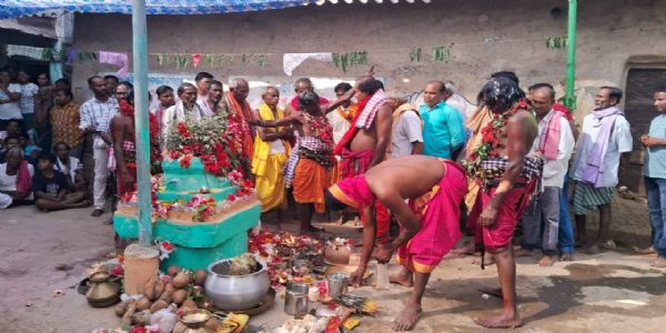 ଅଇଁଲାମୁଣ୍ଡା ଠାରେ ଡ଼ୁମାଳ ସମାଜର ମାହେଶ୍ଵରୀ ଖୁଣ୍ଟ ପୂଜା