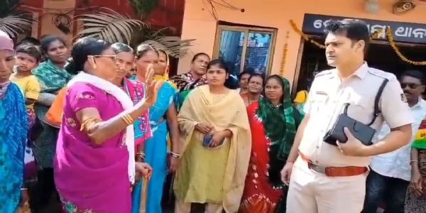 କୁମୁଲିପୁଟ ପଂଚାୟତକୁ ନିଶାମୁକ୍ତ କରିବା ଦାବି, ଥାନାର ଦ୍ୱାରସ୍ଥ ହେଲେ ଗ୍ରାମବାସୀ
