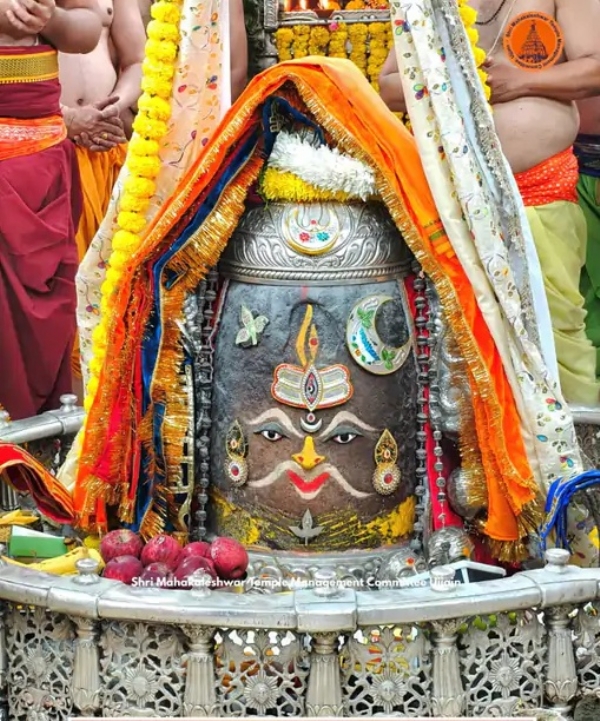रजत चंद्र-त्रिशूल और त्रिपुंड से सजे बाबा महाकाल
