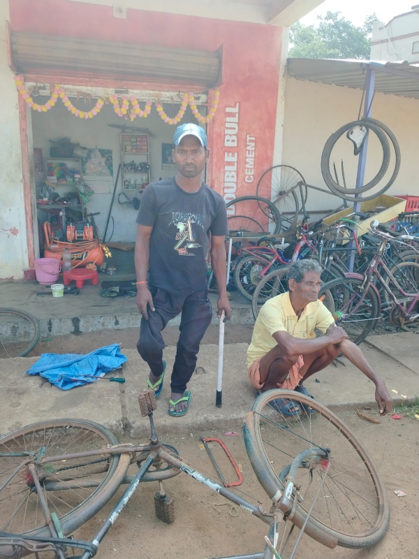 ନିଜ ଦୋକାନ ସମ୍ମୁଖରେ ବାସୁଦେବ ନିଜ ଦୋକାନ ସମ୍ମୁଖରେ ବାସୁଦେବ