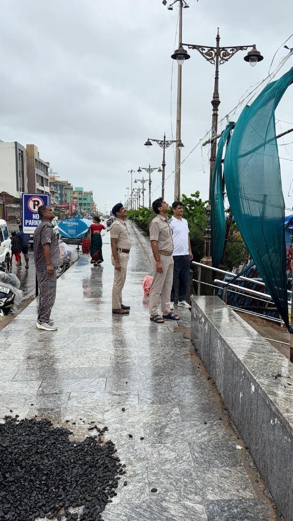 ବାତ୍ୟା’ ଅର୍ଣ୍ଣବ ମୁକାବିଲା ପାଇଁ ପୁରୀ ପୋଲିସର ସତର୍କତାମୂଳକ ପଦକ୍ଷେପ :ସମୁଦ୍ରକୂଳେ ବୁଲିଲେ ଏସ. ପି