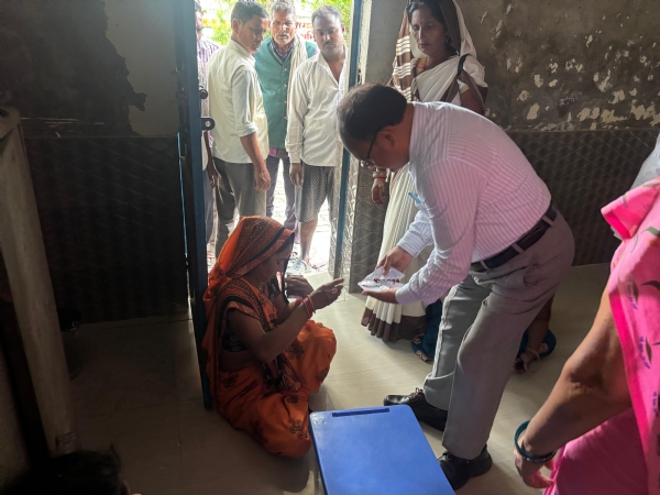लोगों की जांच करते सीएमओ
