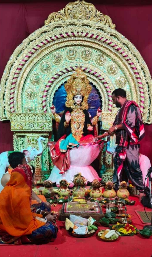 ବଲାଙ୍ଗୀର ସହରର ରୁଗୁଡି ପଡା ଓ ନାଲଖଣ୍ଡି ପଡା ଠାରେ ମାଁ ଗଜଲକ୍ଷ୍ମୀଙ୍କ ପୂଜା