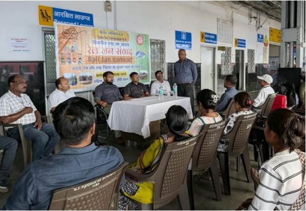 रेल जन संवाद के दौरान यात्रियों से संवाद करते रेल अधिकारी रेल जन संवाद के दौरान यात्रियों से संवाद करते रेल अधिकारी