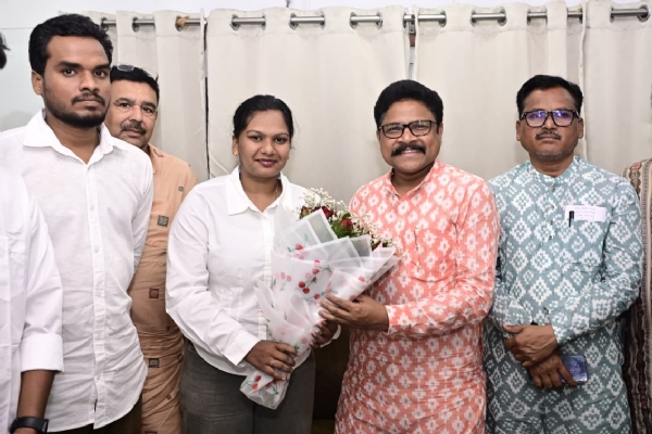 କଳାହାଣ୍ଡିରେ ଛାତ୍ର ସଂସଦ         ନିର୍ବାଚନରେ ସମସ୍ତ ବିଜୟୀ ପ୍ରାର୍ଥୀଙ୍କୁ ଭେଟି ଶୁଭେଚ୍ଛା ଜଣାଇଲେ ସ୍ୱାସ୍ଥ୍ୟମନ୍ତ୍ରୀ