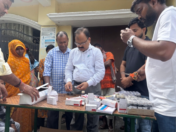 दवा देते हुए सीएमओ