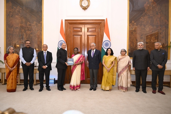 यूपीएससी के अध्यक्ष डॉ. अजय कुमार गुरुवार को आयोग के सदस्यों के साथ राष्ट्रपति द्रौपदी मुर्मु को आयोग की 76वीं वार्षिक रिपोर्ट सौंपते हुए यूपीएससी के अध्यक्ष डॉ. अजय कुमार गुरुवार को आयोग के सदस्यों के साथ राष्ट्रपति द्रौपदी मुर्मु को आयोग की 76वीं वार्षिक रिपोर्ट सौंपते हुए