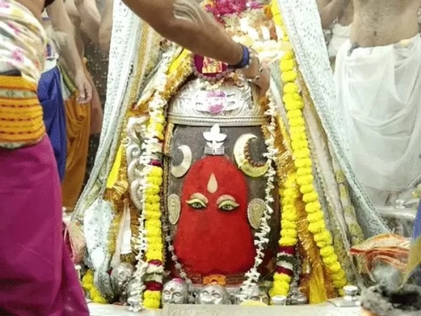 रजत चंद्र-त्रिशूल, मुकुट और मुंडमाल से सजे बाबा महाकाल