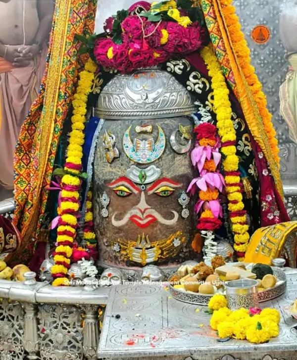 रजत ओम-बिल्वपत्र मुकुट से सजे बाबा महाकाल