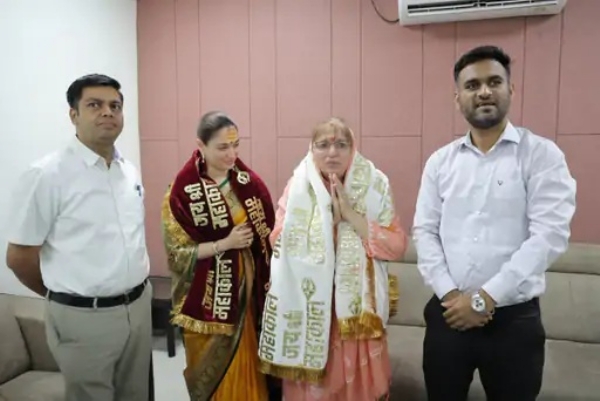फिल्म अभिनेत्री तमन्ना भाटिया ने मां के साथ किए महाकाल दर्शन
