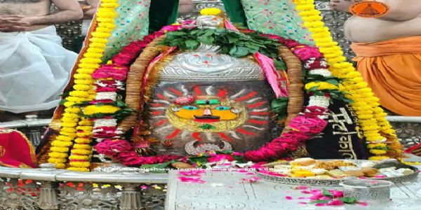 ତ୍ରିଶୂଳ-ତ୍ରିପୁଣ୍ଡ, ରୌପ୍ୟ ମୁକୁଟ ଏବଂ ମୁଣ୍ଡମଲରେ ସଜ୍ଜିତ ବାବା ମହାକାଳ