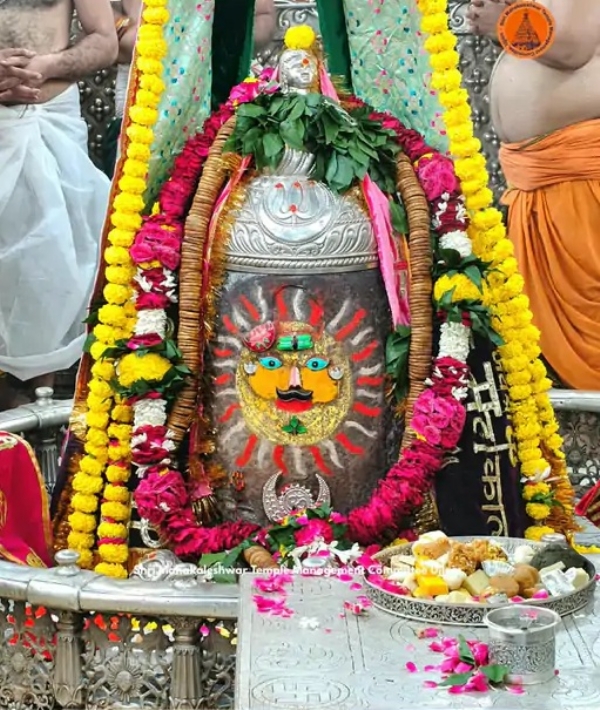 त्रिशूल-त्रिपुंड, रजत मुकुट और मुण्डमाल से सजे बाबा महाकाल