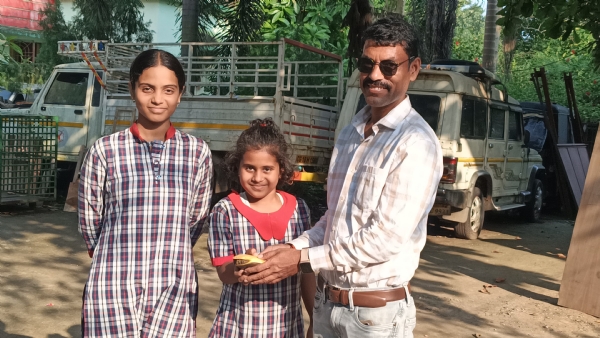 ବାପା, ଏହାକୁ ବଞ୍ଚାଇବା’—କଇଁଚର ଜୀବନ ପାଇଁ କୁନି ଝିଅର ମାନବିକ ଉଦ୍ୟମ  ରାସ୍ତାରୁ