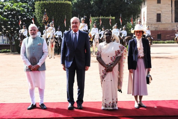 स्विट्जरलैंड के राष्ट्रपति गाइ पारमेलिन, राष्ट्रपति द्रौपदी मुर्मु और प्रधानमंत्री नरेन्द्र मोदी एकसाथ मौजूद।