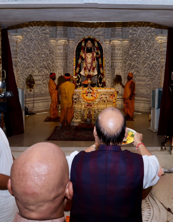 श्रीराम मंदिर में पूजा करते राजनाथ