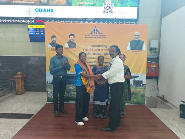 ଝାରସୁଗୁଡ଼ା ବିମାନବନ୍ଦରରେ ସ୍ୱର୍ଣ୍ଣ ପଦକ ବିଜେତା ଭାରତୀୟ ହକି ଝାରସୁଗୁଡ଼ା ବିମାନବନ୍ଦରରେ ସ୍ୱର୍ଣ୍ଣ ପଦକ ବିଜେତା ଭାରତୀୟ ହକି