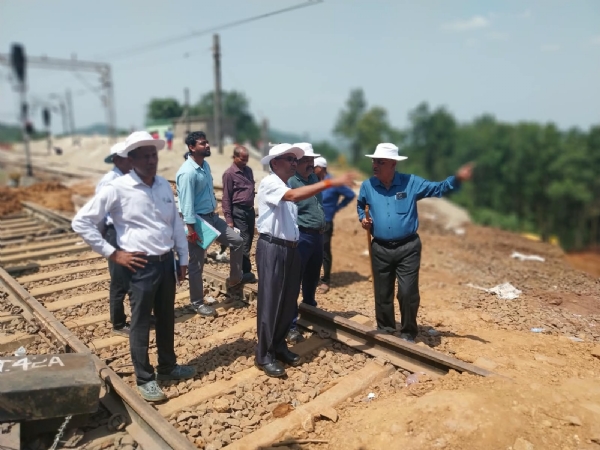 ଭୂସ୍ଖଳନ ପ୍ରଭାବିତ ମାଳିଗୁଡ଼ାରେ ପୂର୍ବତଟ ରେଳପଥ ମହାପ୍ରବନ୍ଧକଙ୍କ ପରିଦର୍ଶନ  ଯୁଦ୍ଧକାଳୀନ ଭିତ୍ତିରେ ଚାଲିଥିବା ପୁନରୁଦ୍ଧାର କାର୍ଯ୍ୟର ସମୀକ୍ଷା