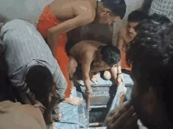 रेस्क्यू अभियान करते लोग रेस्क्यू अभियान करते लोग
