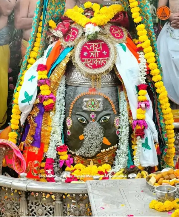 भस्म आरती में गणेश स्वरूप में सजे बाबा महाकाल भस्म आरती में गणेश स्वरूप में सजे बाबा महाकाल