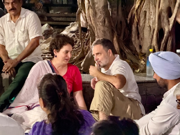 कांग्रेस नेता राहुल गांधी और प्रियंका गांधी वाड्रा मंगलवार को आकाशवाणी भवन परिसर में धरना देते हुए
