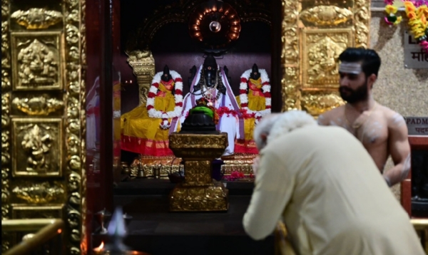 नई दिल्ली के श्री विनायक मंदिर में बुधवार सुबह पूजा-अर्चना करते प्रधानमंत्री नरेन्द्र मोदी। फोटो - @ नरेन्द्र मोदी। नई दिल्ली के श्री विनायक मंदिर में बुधवार सुबह पूजा-अर्चना करते प्रधानमंत्री नरेन्द्र मोदी। फोटो - @ नरेन्द्र मोदी।