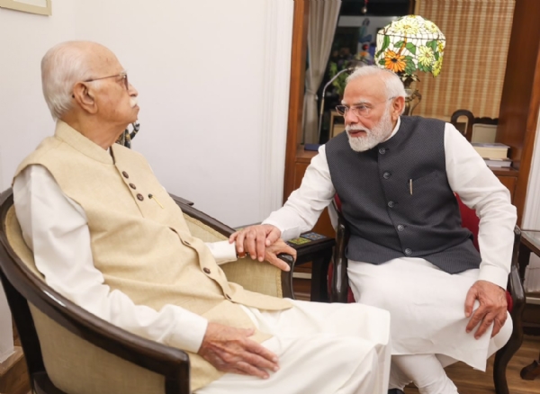 प्रधानमंत्री नरेन्द्र मोदी बुधवार को भाजपा के वरिष्ठ नेता लालकृष्ण आडवाणी से उनके आवास पर मुलाकात के दौरान प्रधानमंत्री नरेन्द्र मोदी बुधवार को भाजपा के वरिष्ठ नेता लालकृष्ण आडवाणी से उनके आवास पर मुलाकात के दौरान