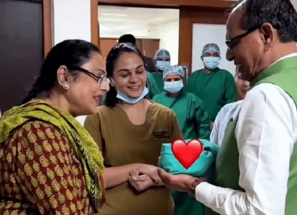 अस्पताल में अपने पोते के साथ शिवराज सिंह और उनकी पत्नी साधना सिंह