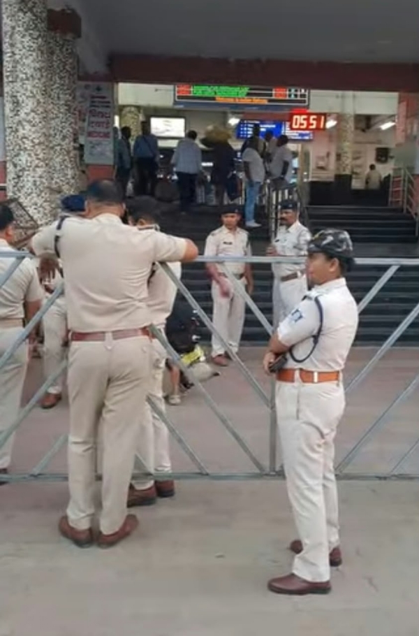 ସମ୍ବଲପୁରରେ ଇଣ୍ଡି ମେଣ୍ଟର ୧୨ ଘଣ୍ଟିଆ ବନ୍ଦ୍: ଟ୍ରେନ୍ ରୋକ୍ ଫେଲ୍ ସମ୍ବଲପୁରରେ ଇଣ୍ଡି ମେଣ୍ଟର ୧୨ ଘଣ୍ଟିଆ ବନ୍ଦ୍: ଟ୍ରେନ୍ ରୋକ୍ ଫେଲ୍
