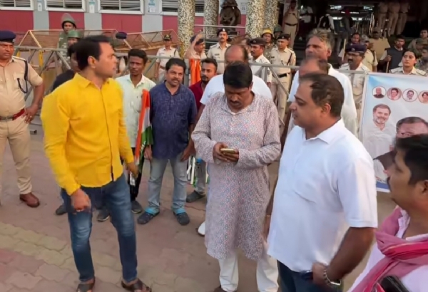 ସମ୍ବଲପୁରରେ ଇଣ୍ଡି ମେଣ୍ଟର ୧୨ ଘଣ୍ଟିଆ ବନ୍ଦ୍: ଟ୍ରେନ୍ ରୋକ୍ ଫେଲ୍ ସମ୍ବଲପୁରରେ ଇଣ୍ଡି ମେଣ୍ଟର ୧୨ ଘଣ୍ଟିଆ ବନ୍ଦ୍: ଟ୍ରେନ୍ ରୋକ୍ ଫେଲ୍