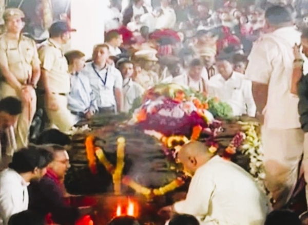 नाना पाटेकर के अंतिम संस्कार का पल नाना पाटेकर के अंतिम संस्कार का पल