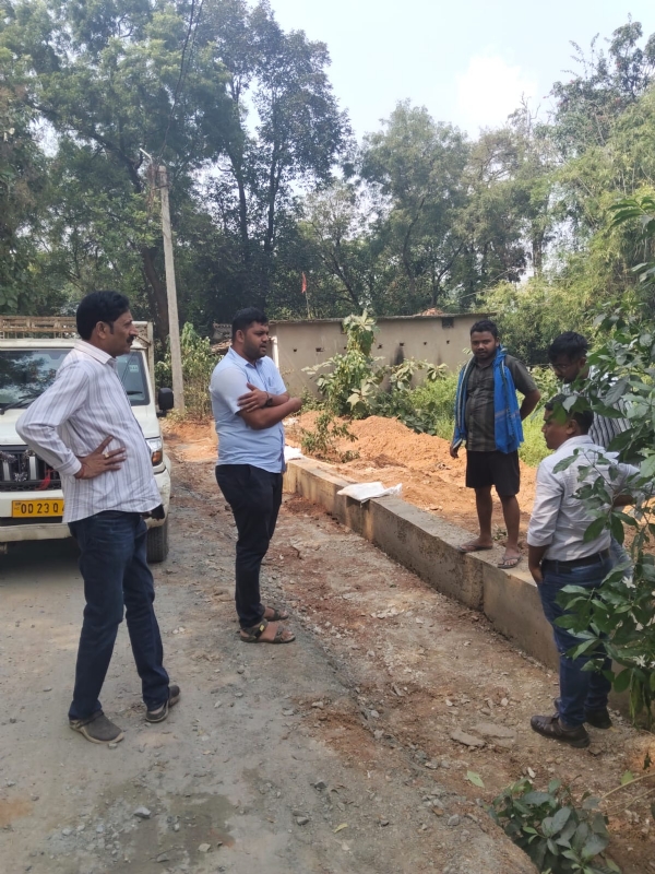 ପତ୍ରାପାଲି ରାସ୍ତା ନିର୍ମାଣର ମାନକୁ ନେଇ ବିବାଦ ଗ୍ରାମବାସୀଙ୍କ