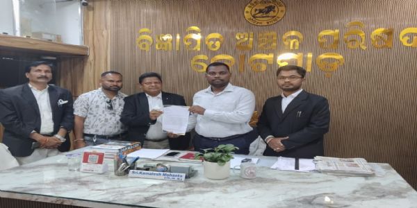 ଉନ୍ନୟନ କମିଟି ତରଫରୁ ମୁଖ୍ୟମନ୍ତ୍ରୀ ଙ୍କ ଉଦ୍ଦେଶ୍ୟ ରେ କୋଟପାଡ଼ ଏନଏସି କାର୍ଯ୍ୟ ନିର୍ବାହୀ ଅଧିକାରୀ ଙ୍କୁ ଦାବିପତ୍ର ପ୍ରଦାନ