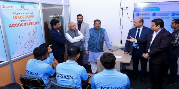 ସମ୍ବଲପୁରରେ କେନ୍ଦ୍ରମନ୍ତ୍ରୀଙ୍କ ଦ୍ୱାରା ‘ସିଆଇଆଇ ମଡେଲ କ୍ୟାରିୟର ସେଂଟର’ ଉଦଘାଟିତ