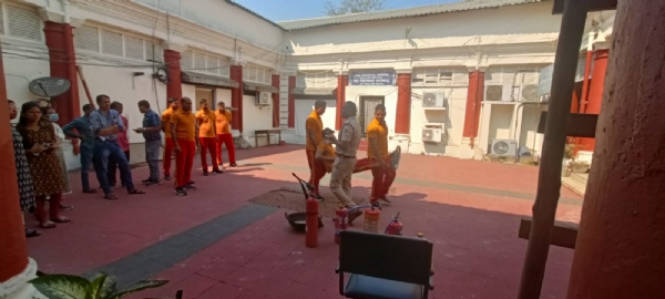 ଅଗ୍ନିଶମ ବିଭାଗଙ୍କ ସଂଯୁକ୍ତ ପ୍ରୟାସରେ ଆଜି ଜିଲ୍ଲାପାଳଙ୍କ କାର୍ଯ୍ୟାଳୟ ପ୍ରାଙ୍ଗଣରେ ଏକ ମକଡ୍ରିଲ୍ ଆୟୋଜିତ ଅଗ୍ନିଶମ ବିଭାଗଙ୍କ ସଂଯୁକ୍ତ ପ୍ରୟାସରେ ଆଜି ଜିଲ୍ଲାପାଳଙ୍କ କାର୍ଯ୍ୟାଳୟ ପ୍ରାଙ୍ଗଣରେ ଏକ ମକଡ୍ରିଲ୍ ଆୟୋଜିତ