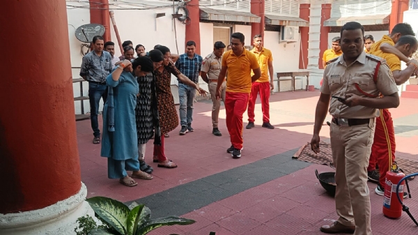 ଅଗ୍ନିଶମ ବିଭାଗଙ୍କ ସଂଯୁକ୍ତ ପ୍ରୟାସରେ ଆଜି ଜିଲ୍ଲାପାଳଙ୍କ କାର୍ଯ୍ୟାଳୟ ପ୍ରାଙ୍ଗଣରେ ଏକ ମକଡ୍ରିଲ୍ ଆୟୋଜିତ ଅଗ୍ନିଶମ ବିଭାଗଙ୍କ ସଂଯୁକ୍ତ ପ୍ରୟାସରେ ଆଜି ଜିଲ୍ଲାପାଳଙ୍କ କାର୍ଯ୍ୟାଳୟ ପ୍ରାଙ୍ଗଣରେ ଏକ ମକଡ୍ରିଲ୍ ଆୟୋଜିତ