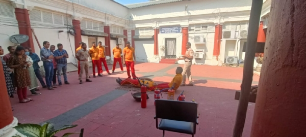 ଅଗ୍ନିଶମ ବିଭାଗଙ୍କ ସଂଯୁକ୍ତ ପ୍ରୟାସରେ ଆଜି ଜିଲ୍ଲାପାଳଙ୍କ କାର୍ଯ୍ୟାଳୟ ପ୍ରାଙ୍ଗଣରେ ଏକ ମକଡ୍ରିଲ୍ ଆୟୋଜିତ ଅଗ୍ନିଶମ ବିଭାଗଙ୍କ ସଂଯୁକ୍ତ ପ୍ରୟାସରେ ଆଜି ଜିଲ୍ଲାପାଳଙ୍କ କାର୍ଯ୍ୟାଳୟ ପ୍ରାଙ୍ଗଣରେ ଏକ ମକଡ୍ରିଲ୍ ଆୟୋଜିତ