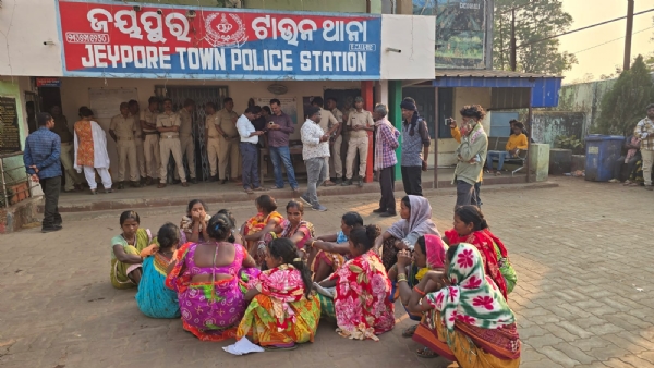 ଦୁର୍ଘଟଣାଗସ୍ଥ ଗାଡି ମାଲିକଙ୍କୁ ଗିରଫ କରିବା ଦାବି ପୁଲିସ କାର୍ଯ୍ୟାନୁଷ୍ଠାନ ନେଇନଥିବା ଯୋଗୁ ଥାନା ଭିତରେ ଧସେଇ ପଶିଲେ ମୃତକଙ୍କ ପରିବାର