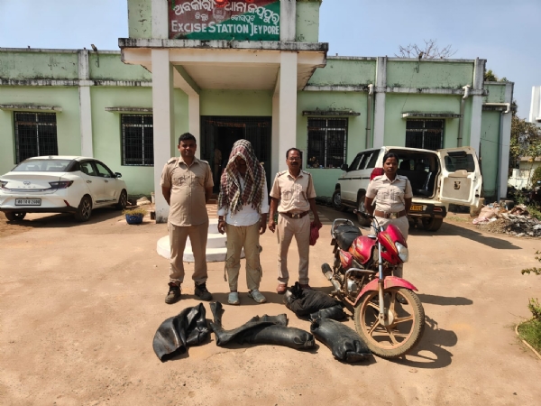 ଦେଶି ମଦ ଚାଲାଣ ବେଳେ ଚଢାଉ, ଜଣେ ଗିରଫ ଦେଶି ମଦ ଚାଲାଣ ବେଳେ ଚଢାଉ, ଜଣେ ଗିରଫ