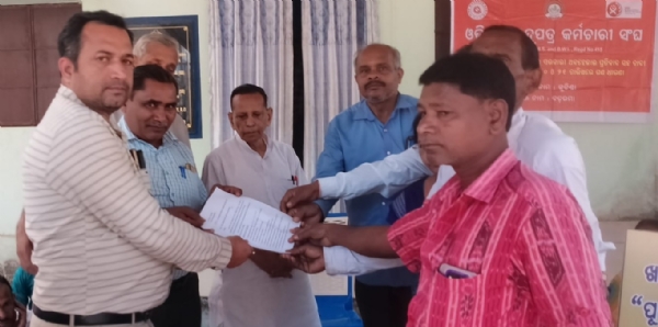 ରାଜ୍ୟର  ଶତାଧିକ ରେଞ୍ଜ ଅଫିସ ସମ୍ମୁଖରେ କେନ୍ଦୁପତ୍ର ଶ୍ରମିକଙ୍କ ଗଣଧାରଣା ଆରମ୍ଭ