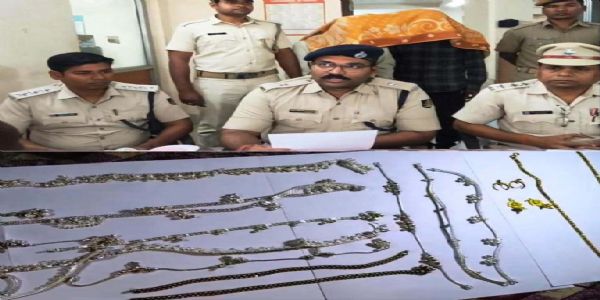 ବ୍ୟବସାୟୀଙ୍କ ଠାରୁ ଲୁଟ୍ ହୋଇଥିବା ସୁନା ରୂପା ଅଳଙ୍କାରକୁ ଉଦ୍ଧାର କଲା ପୁଲିସ୍, ଦୁଇ ଲୁଟେରା ଗିରଫ, ପଲସର ବାଇକ୍ ଜବତ