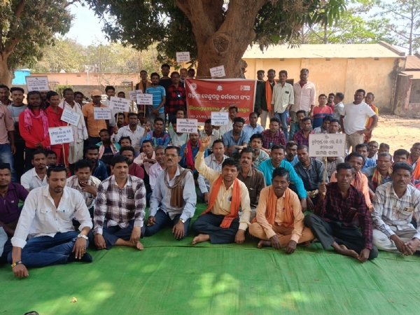 କେନ୍ଦୁପତ୍ର ଶ୍ରମିକଙ୍କ ୧୭ ଦଫା ଦାବୀ ନେଇ ଧାରଣା