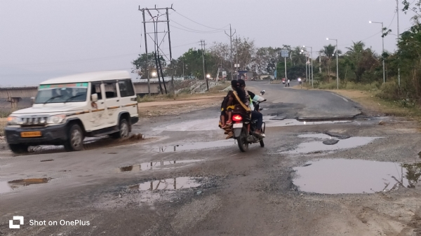 ଶୁଶାନ୍ତ ଖୁଣ୍ଟିଆ ପାର୍କ ସମ୍ମୁଖରେ ଆଣ୍ଠୁଏ ଖାଲ ( ଫଟୋ)