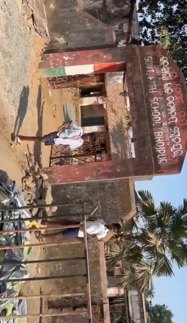 ଗ୍ରାମାଞ୍ଚଳରେ ବଢୁଛି ନିଶା କାରବାର : ଶିକ୍ଷାନୁଷ୍ଠାନ  ପାଲଟିଛି ମଦ୍ଯପଙ୍କ ଆସର