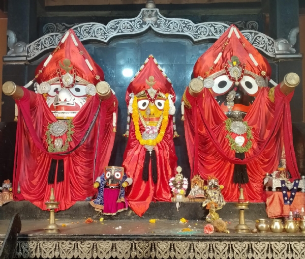 ଶ୍ରୀଜିଉଙ୍କ ଚାଚରୀ ବେଶରେ ସଜ୍ଜିତ