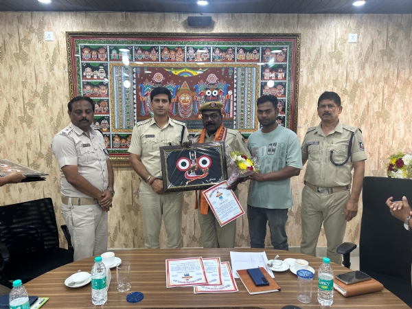 ୪ ଜଣ ପୋଲିସ ଅଧିକାରୀଙ୍କୁ ଅବସରକାଳୀନ ସମ୍ବର୍ଦ୍ଧନା