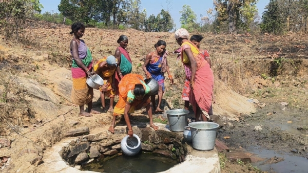- ଅପହଞ୍ଚ ଇଲାକାରେ ବଢୁଛି ପାଣି ସମସ୍ୟା, ଖଜୁରୀପୁଟରେ ଛୁଆଁ ପାଣି ଭରସା - ଅପହଞ୍ଚ ଇଲାକାରେ ବଢୁଛି ପାଣି ସମସ୍ୟା, ଖଜୁରୀପୁଟରେ ଛୁଆଁ ପାଣି ଭରସା